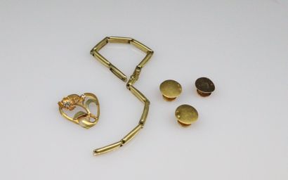 null Lot of debris in 18k yellow gold ( 750 ) including : 
-three neck buttons 
-...