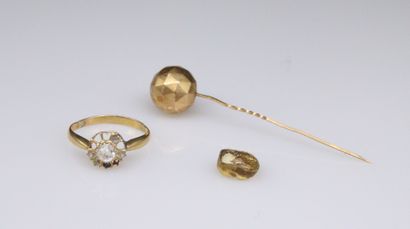 null 18k (750) yellow gold lot including a tie pin, a flower ring with white stones...