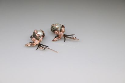 null Pair of 925° pink vermeil and 925° blackened silver earrings with birds, the...