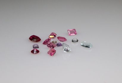 null Lot of stones on paper including :
- a round diamond of about 0.2 ct. 
- two...