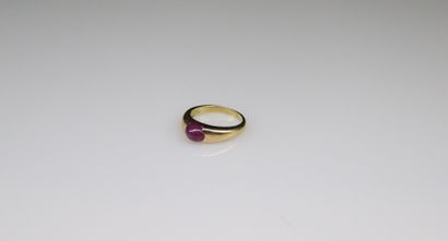 null Ring in 18k (750) yellow gold set with a ruby cabochon.
Finger size : 54 - Gross...