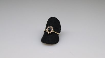 null 18k (750) yellow gold daisy ring set with a sapphire in a diamond setting. 
Finger...