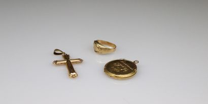 null Lot d'or jaune 18k (750) comprenant :
- un pendentif croix 
- un pendentif secret...