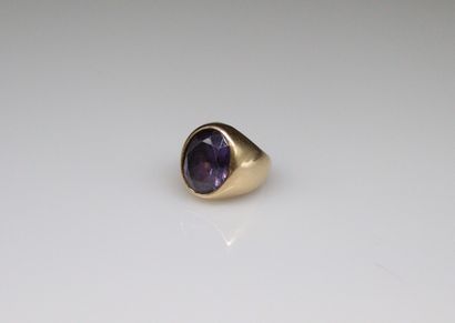 null Chevalière in 18k (750) yellow gold set with a synthetic colorchange stone....