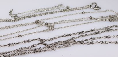 null Lot of silver jewelry including : 
- a chain vest 
- a long necklace with alternating...