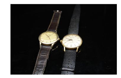null Lot of two men's wrist watches including : 
- a wristwatch, round gilt metal...