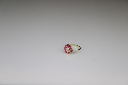 null Ring in 925 silver vermeil representing a flower decorated with pink topaz and...