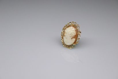 null Pendant in 18k (750) yellow gold with a shell cameo. 
Gross weight : 7.01 g...