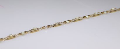 null Collier en or jaune 18k (750) alterné de perles. 
Tour de cou : 58 cm. - Poids...