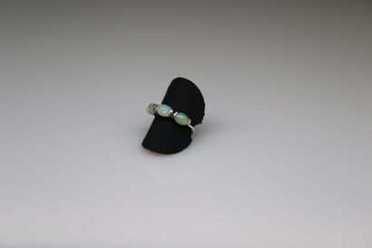 null Silver ring 925° decorated with three white opals. 

Size : 57
Gross weight...