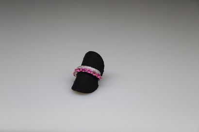 null Silver ring 925° decorated with a line of white stones and a line of pink topazes...