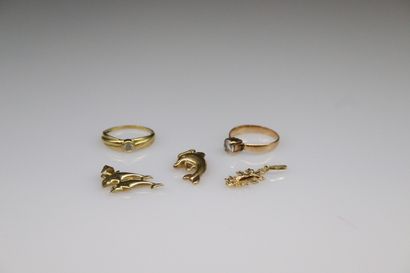 null Lot of 18k (750) gold including :
- two rings each with a white stone
Finger...