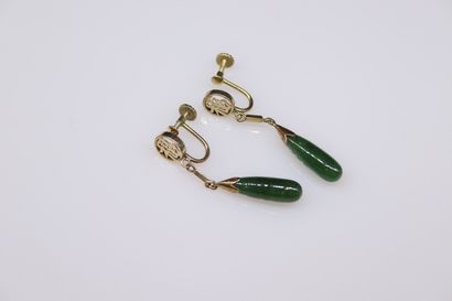 null Paire de clips d'oreilles en or jaune 14k (585) ornés d'une goutte de jade....
