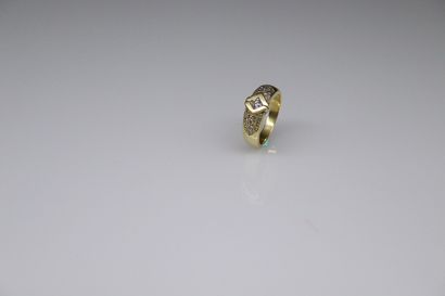 null Yellow gold ring 18k (750) decorated with a round diamond and a diamond pavement....