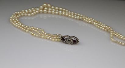 null Lot two cultured pearl necklaces including : 
- a pearl necklace. The clasp...
