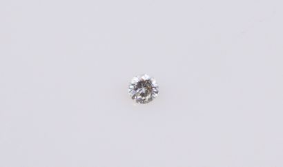 null Diamant sur papier taille moderne d'environ 0.5 carat.