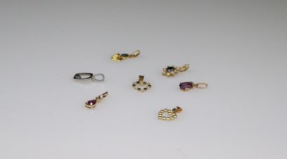 null Lot of eight 18k (750) yellow gold pendants with colored stones.
Gross weight:...