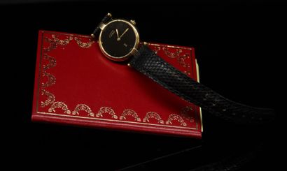 null CARTIER
Ladies' wristwatch, round case in vermeil, dial with black background....