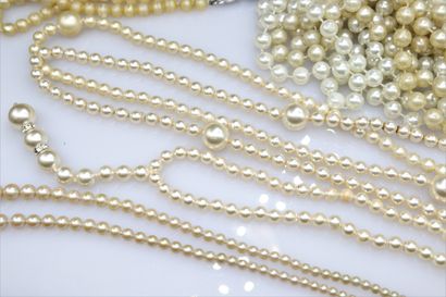 null Lot de perles fantaisies sur collier, bracelet ou à renfiler.