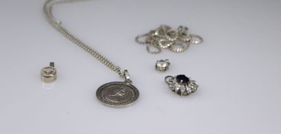 null Lot de bijoux en argent comprenant deux chaînes et 4 pendentifs dont trois ornés...