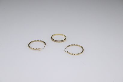 null Lot of 18k (750) yellow gold including : 
- a pair of twisted creoles
- a wedding...