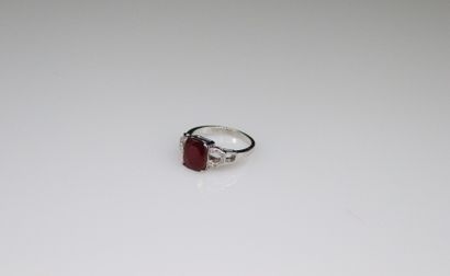 null Silver ring 925° centered of a cushion ruby probably treated decorated with...