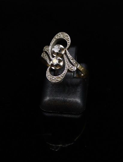 null Ring Toi&Moi in 18k (750) yellow gold and platinum set with diamonds. 
Finger...