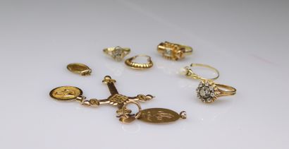 null Lot de bijoux en or jaune 18k (750) composé de bagues, croix en or, pendentif....
