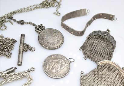 null Lot of silver including chains, coins, purses...
Gross weight : 230 g.