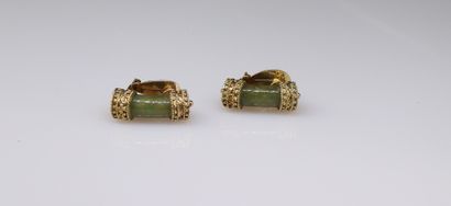 null Paire de clips d'oreilles en or jaune 18k (750) ornés de jade. 
Longueur : env....