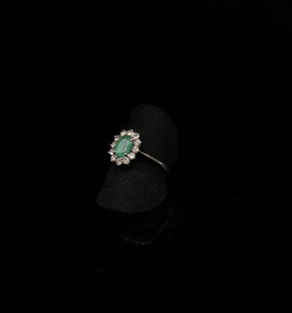 null Daisy ring in 18k (750) white gold set with an oval emerald in a diamond setting....