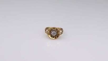 null Ring in 18k (750) yellow gold, stylizing a flower, the center adorned with a...