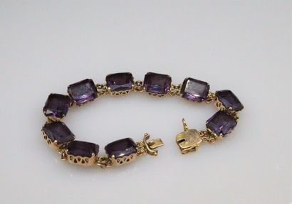 null Opening bracelet in 14k (585) yellow gold, composed of ten rectangular amethysts...