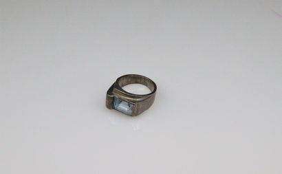 null Silver tank ring with an aquamarine.
Finger size: Gross weight: 12.7 g.
(ch...