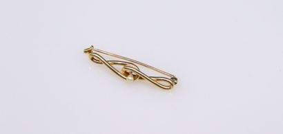null Brooch in yellow gold 18k (750) forming volutes centered on a cultured pearl....