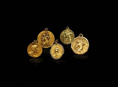 null Lot of five religious medals in 18k (750) yellow gold, one of which is AUGIS.
Gross...