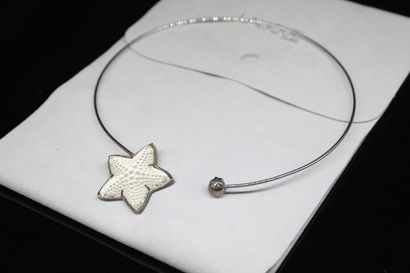 null LALIQUE
Silver plated metal necklace holding a pendant forming a starfish in...