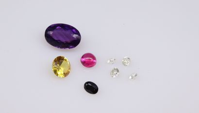 null Lot of stones on paper including :
- an oval amethyst
- a ruby cabochon
- two...