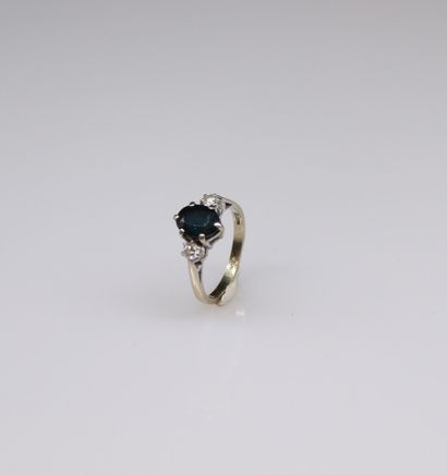null 18k (750) white gold ring set with an oval sapphire and two diamonds. 
Finger...