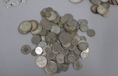 null FRANCE ET SUISSE
Lot de 60 monnaies Françaises en argent XIX et XXe siècle
4...