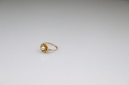null Ring in yellow 18K (750) stylizing a flower with a cultured pearl in its center.
Finger...