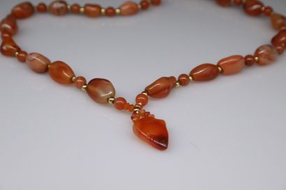 null Necklace in 18k (750) yellow gold and carnelian. 
Italian work. 
Around the...