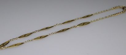 null Yellow gold necklace 18k (750) with oblong mesh. 
French work. 
Around the neck...