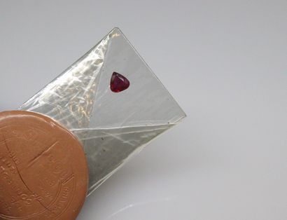 null Ruby under seal with a report indicating natural ruby.
Weight : 1.13 ct