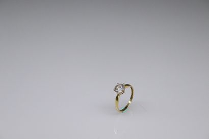 null Solitaire in 18k (750) yellow gold set with a white stone. 
Finger size : 55...