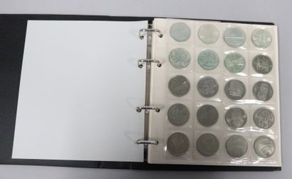 null SUISSE
Un classeur contenant 73 monnaies commémoratives modernes (9 x 20 francs...