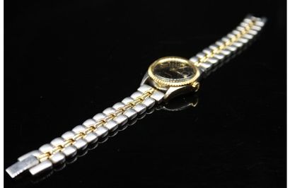 null BAUME&MERCIER
Montre bracelet de dame, en métal doré et argenté, cadran à fond...