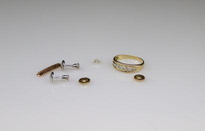 null 18k (750) gold lot including : 
- a pair of ear studs decorated with a diamond...