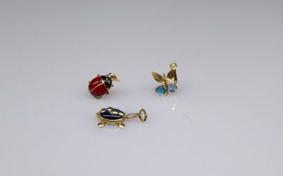 null Lot of three pendants in 18k (750) yellow gold, one featuring a ladybug, another...