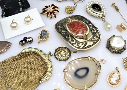 null Lot de bijoux fantaisies comprenant broches, pendentifs, boutons de manchet...